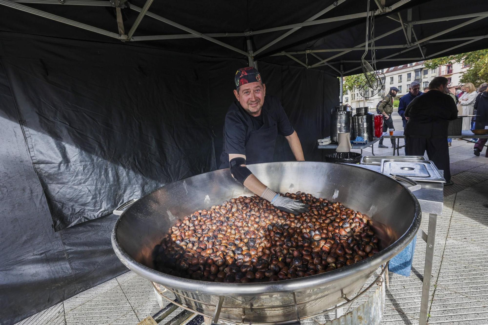 Santullano, en Oviedo, prepara castañas asadas por 450
