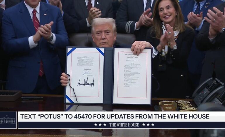 El Gobierno de EEUU reabre tras el cierre más largo de su historia, de 43 días, con una firma de Trump