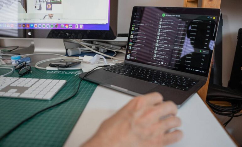 INTELIGENCIA ARTIFICIAL | Diseñador gráfico: “Veo la inteligencia artificial como una herramienta más que como una amenaza”