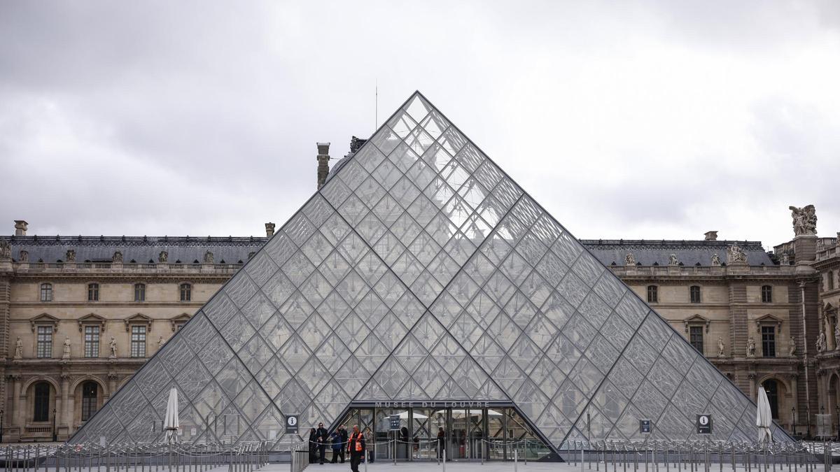ROBO EN EL LOUVRE | Una auditoría de 2018 alertó del riesgo del balcón por el que se produjo el robo en el museo