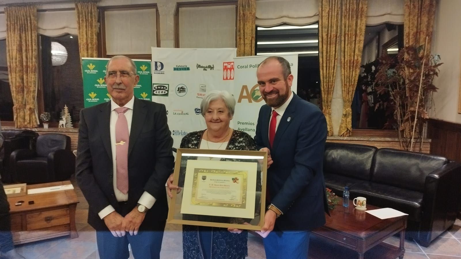 El Coro Polifónico Piloñesa entrega sus premios Avellana de Oro