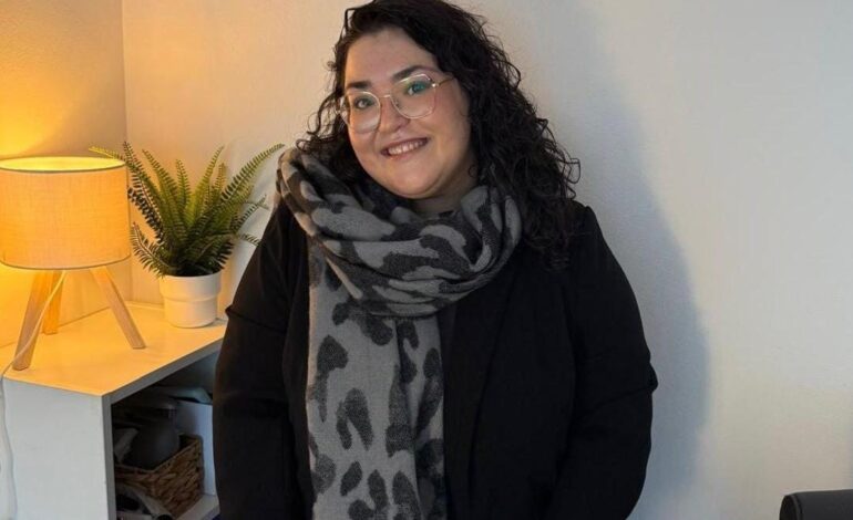 Irene Menéndez tiene 27 años y así arrima el hombro para ayudar a los enfermos de cáncer de Cangas del Narcea