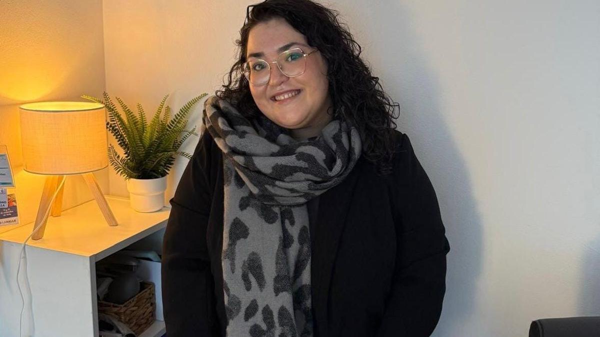 Irene Menéndez tiene 27 años y así arrima el hombro para ayudar a los enfermos de cáncer de Cangas del Narcea