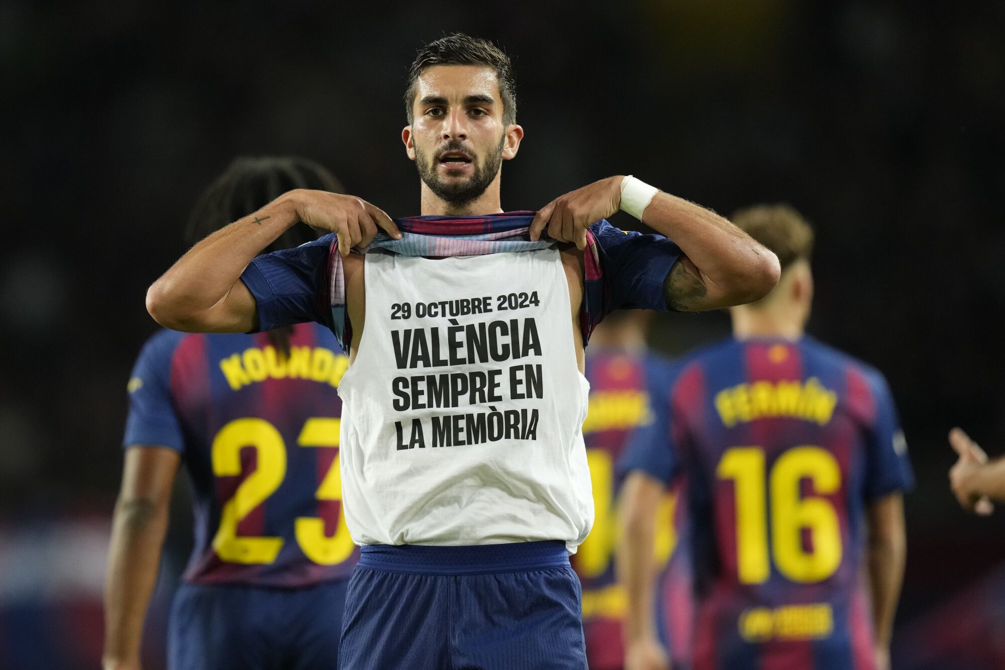 El delantero del Barcelona Ferrán Torres celebra su gol, el segundo del equipo ante el Elche, durante el partido de LaLiga entre el FC Barcelona y el Elche CF, este domingo en el Estadio Olímpico Lluis Companys. EFE/Enric Fontcuberta. (Barcelona) (Elche)