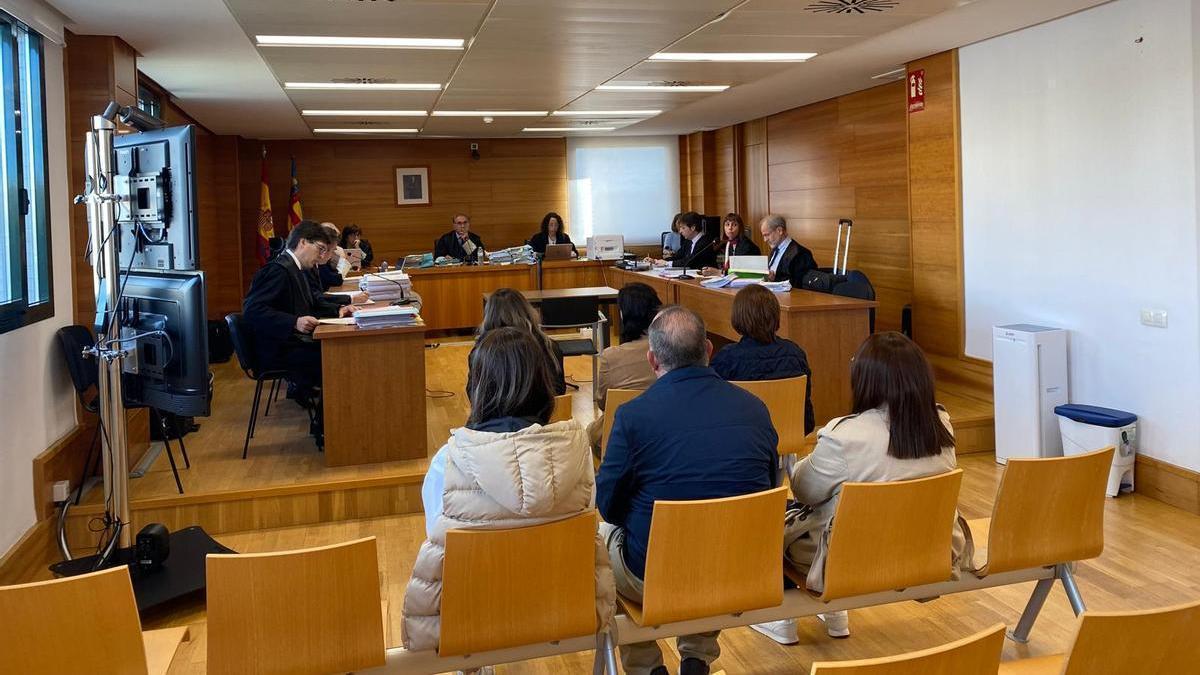 JUICIO SECTA CASTELLÓN | Así fue el registro policial que terminó con la secta sexual de Vistabella (Castellón), habitación a habitación: de juguetes sexuales a escrituras sagradas del Tío Toni