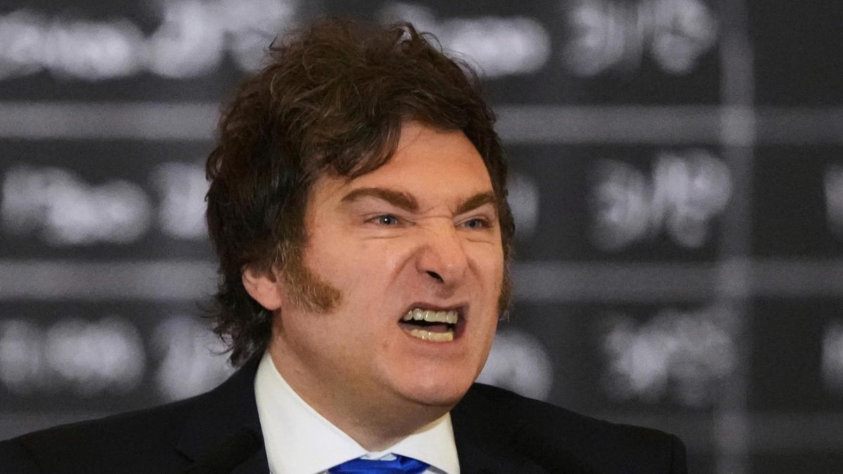 Nombran como ministro de Defensa a un militar e hijo de un represor acusado de 44 muertes