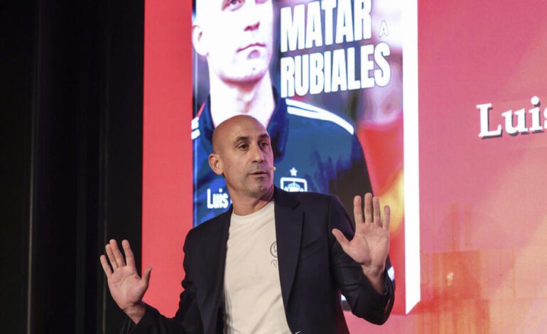 Luis Rubiales es atacado con huevos por su tío durante la presentación de su libro