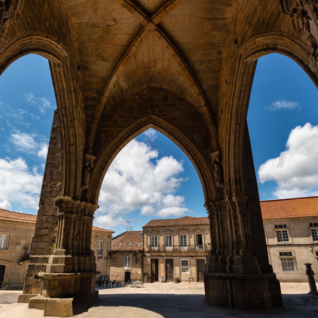 Vista desde la espectacular entrada principal de la Catedral de Tui, Pontevedra. Galicia