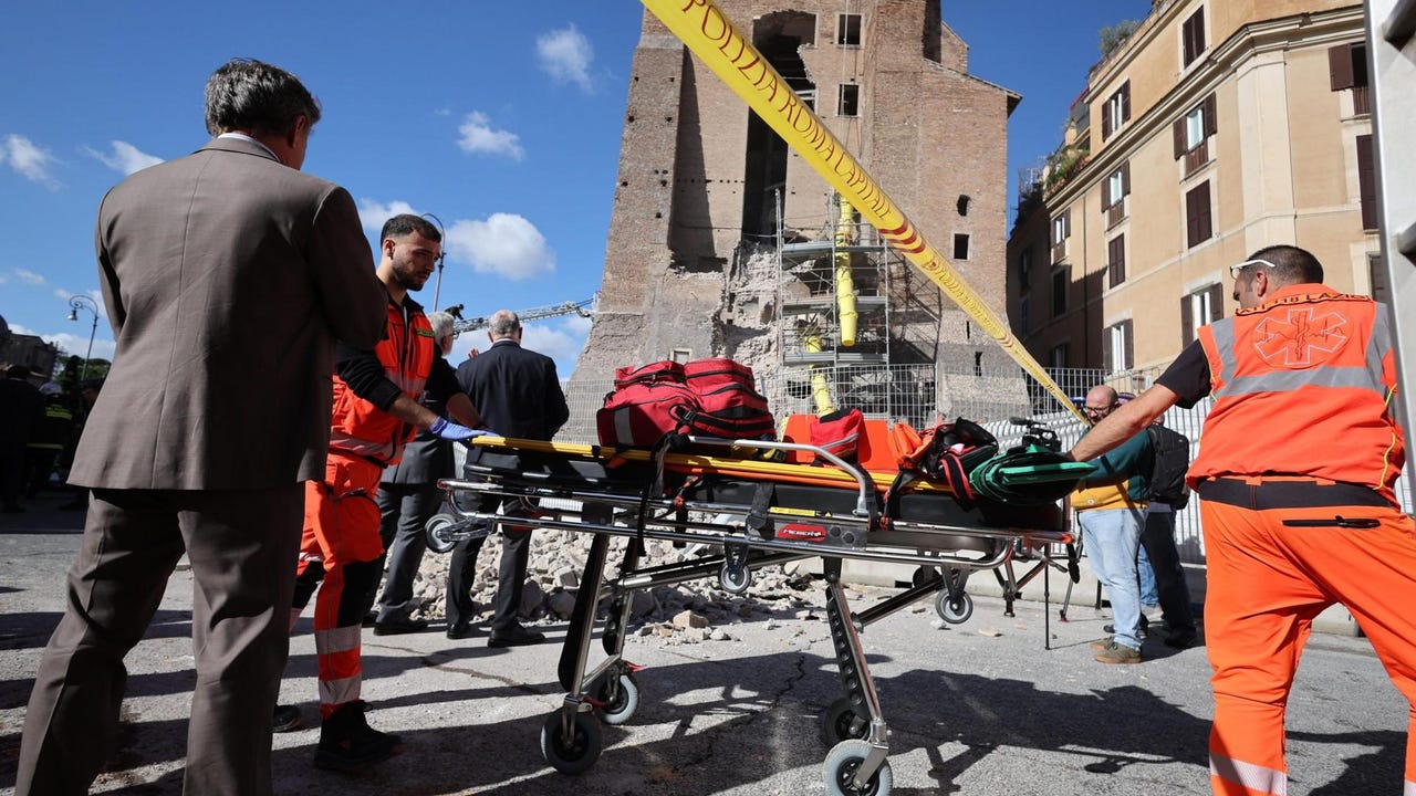 Muere el trabajador que quedó atrapado tras el derrumbe de la Torre dei Conti, en Roma