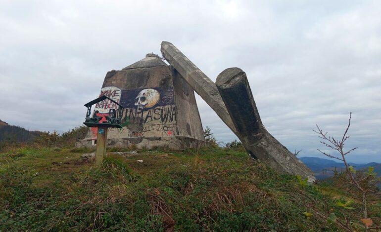 Derriban la cruz de Morkaiku de Elgoibar, construida por el franquismo en memoria del tío de Juan Carlos I