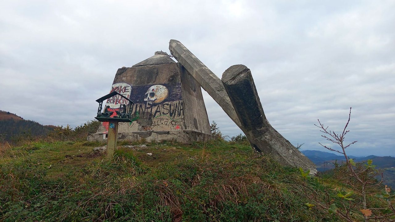Derriban la cruz de Morkaiku de Elgoibar, construida por el franquismo en memoria del tío de Juan Carlos I
