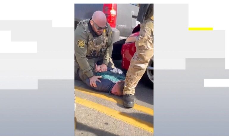 Un agente golpea en la cabeza a un conductor que se estampó con su coche patrulla en Chicago