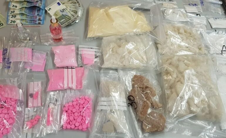 Detenidos tras olvidar en la nevera de un apartamento turístico drogas vinculadas al ‘chemsex’ y más de mil euros en Barcelona