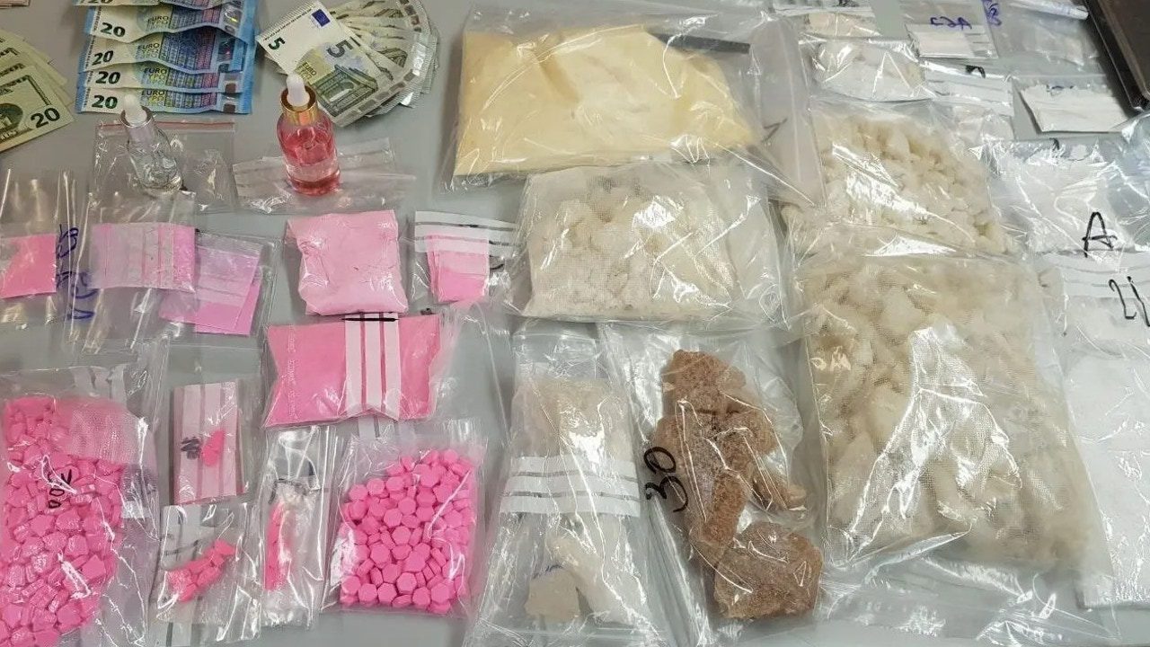 Detenidos tras olvidar en la nevera de un apartamento turístico drogas vinculadas al ‘chemsex’ y más de mil euros en Barcelona