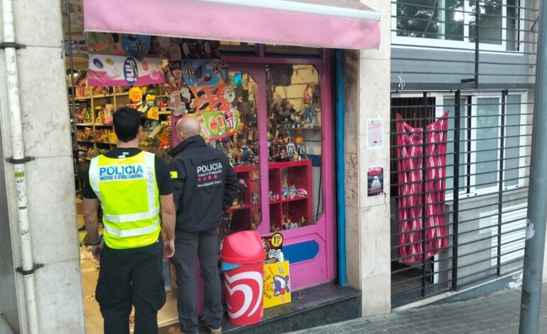 Detienen al responsable de una tienda de golosinas que también vendía cocaína, repartida entre las chucherías, en Barcelona