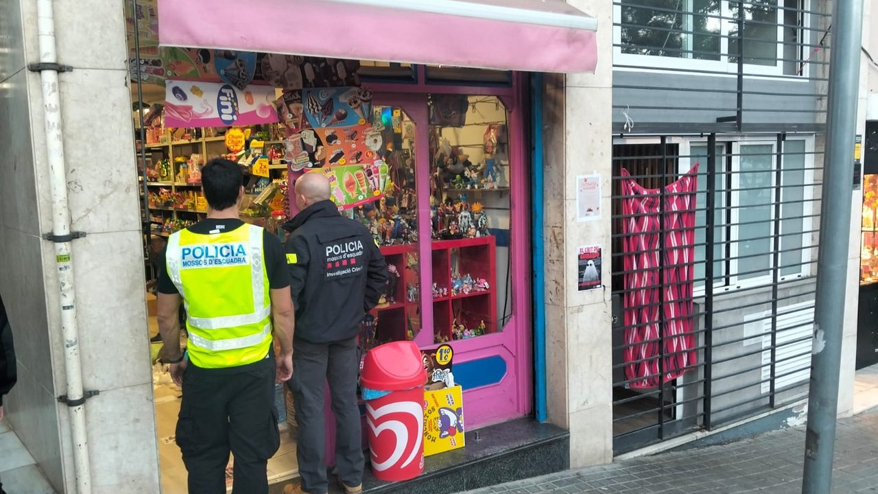 Detienen al responsable de una tienda de golosinas que también vendía cocaína, repartida entre las chucherías, en Barcelona