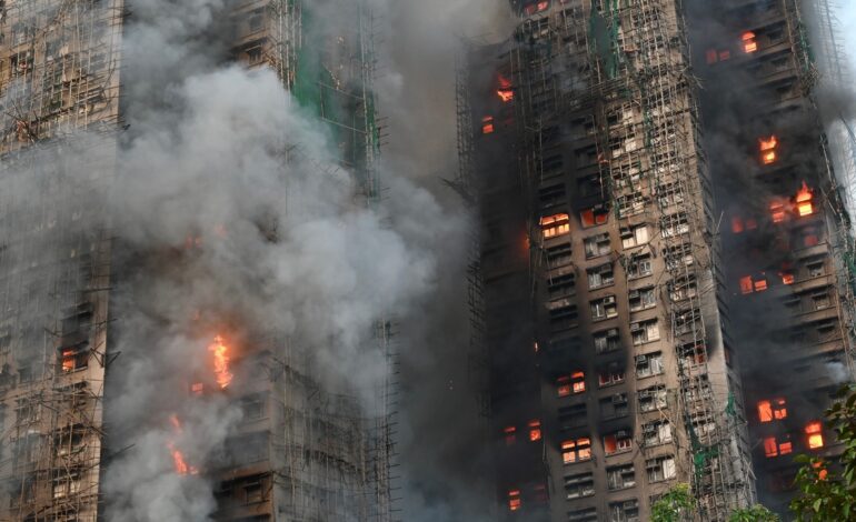 Tres detenidos tras el incendio de varios edificios en Hong Kong, que deja 44 muertos y 279 desaparecidos