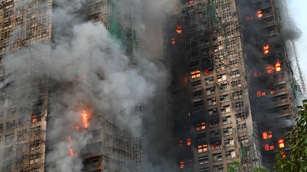 Tres detenidos tras el incendio de varios edificios en Hong Kong, que deja 44 muertos y 279 desaparecidos