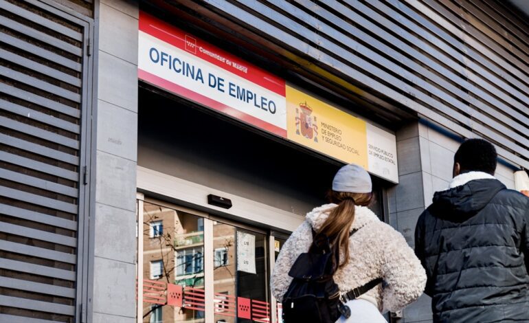 España suma 141.926 empleos en octubre, pero el paro repunta en 22.101 personas