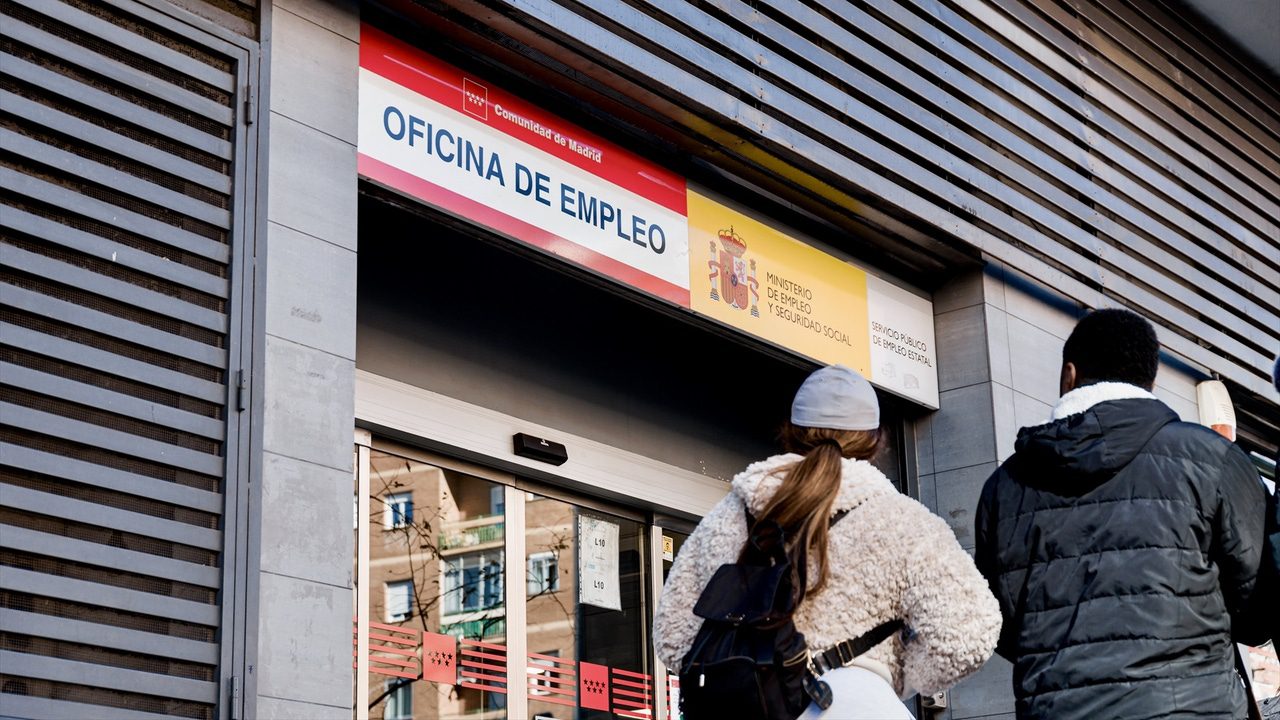 España suma 141.926 empleos en octubre, pero el paro repunta en 22.101 personas