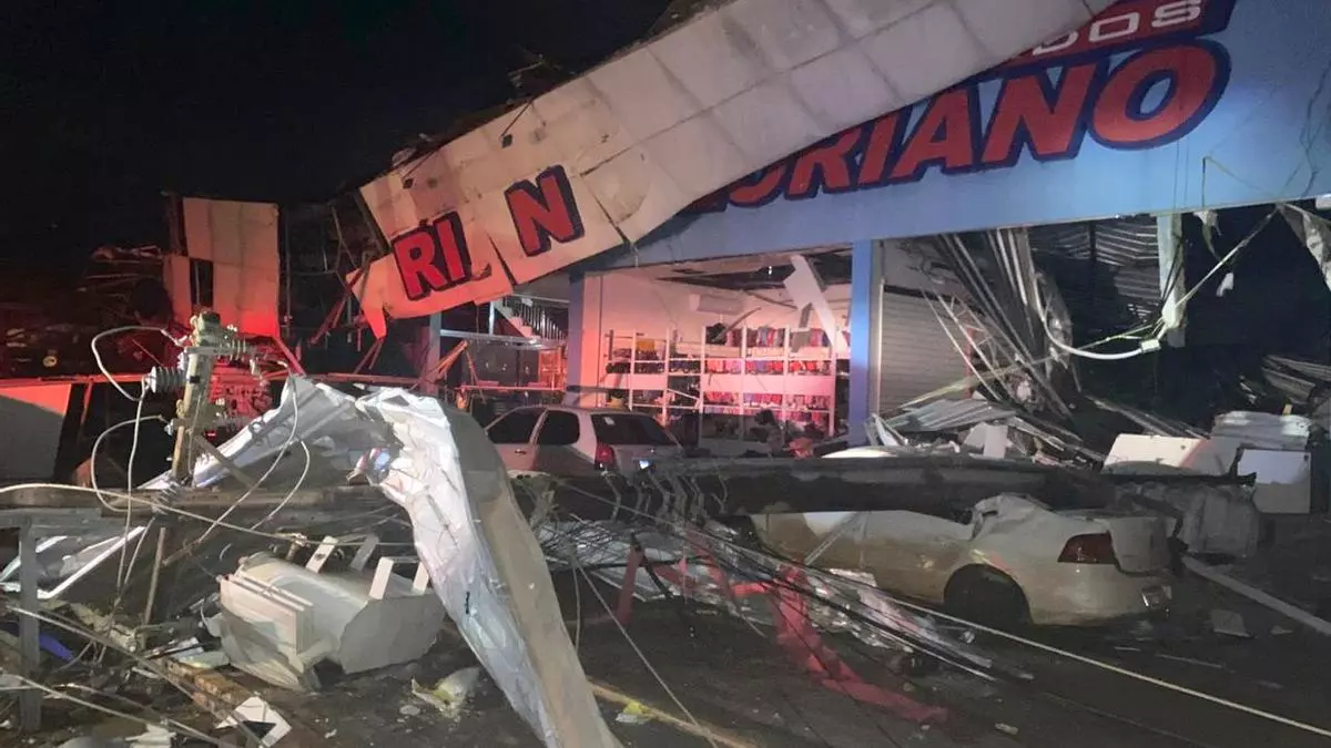 Al menos cinco muertos y unos 430 heridos tras el paso de un tornado por el sur de Brasil