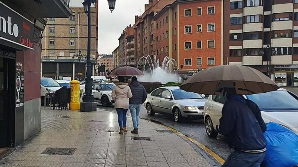 trasladan a una mujer al HUCA con varios huesos rotos