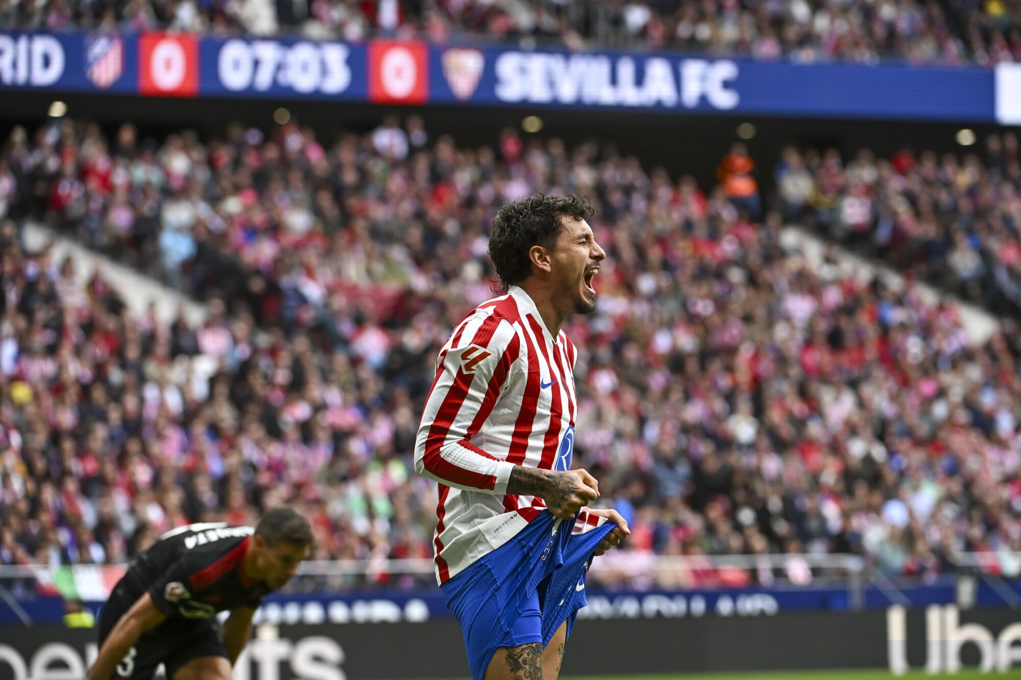 MADRID, 11/01/2025.- El centrocampista argentino del Atlético de Madrid Nico González durante un partido de LaLiga entre el Atlético de Madrid y Sevilla, este sábado en el estadio Metropolitano. EFE/Fernando Villar
