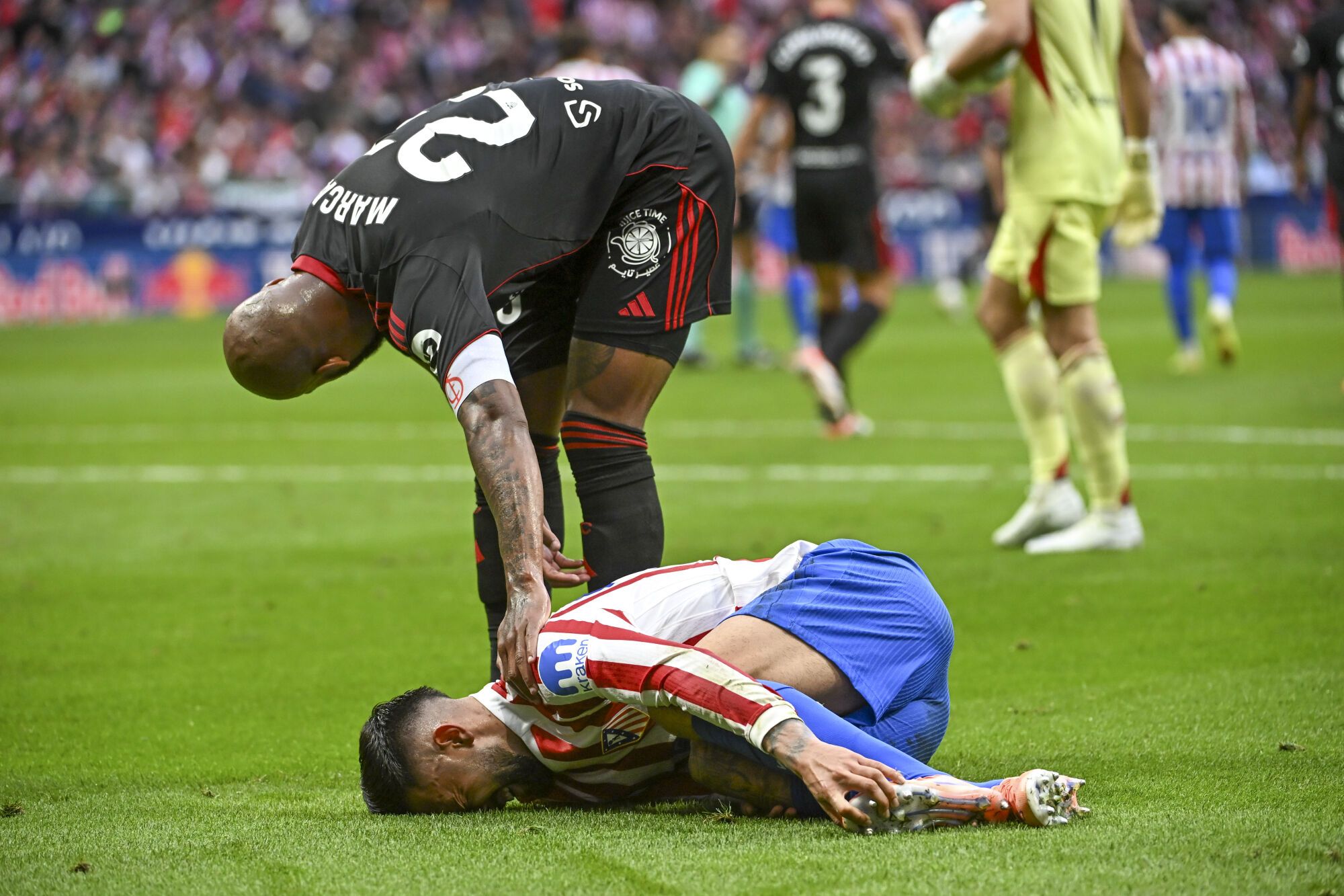 MADRID, 11/01/2025.- El defensor brasileño del Sevilla Marcao do Nascimento junto al centrocampista argentino del Atlético de Madrid Nicolás González (en el terreno) durante un partido de la Liga entre el Atlético de Madrid y Sevilla, este sábado en el estadio Metropolitano. EFE/Fernando Villar. *****SÓLO PARA USO EDITORIAL/SÓLO DISPONIBLE PARA ILUSTRAR LAS NOTICIAS QUE LO ACOMPAÑAN (CRÉDITO OBLIGATORIO) *****