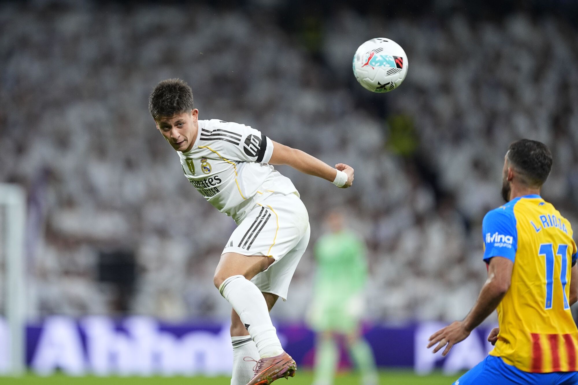 Arda Guler del Real Madrid CF en acción durante la Liga española, LaLiga EA Sports, partido de fútbol disputado entre el Real Madrid CF y el Valencia CF en el estadio Santiago Bernabeu el 1 de noviembre de 2025, en Madrid, España. AFP7 11/01/2025 SÓLO PARA USO EN ESPAÑA. Oscar J. Barroso / AFP7 / Europa Press;2025;FÚTBOL;ESPAÑA;DEPORTE;ZSOCCER;ZSPORT;Real Madrid CF - Valencia CF - LaLiga EA Sports;