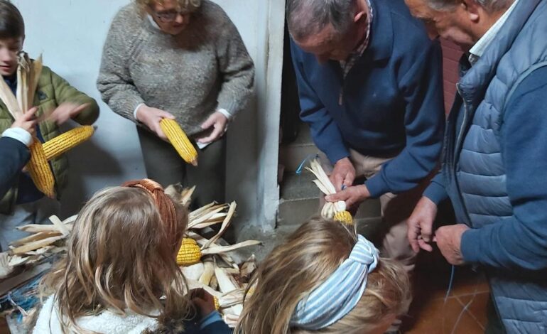 Láneo recreó una noche de esfoyón y amagüesto en su centro social con la participación de un centenar de personas