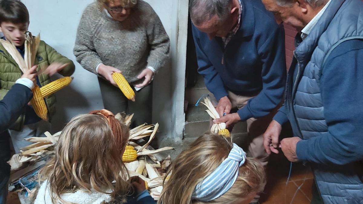 Láneo recreó una noche de esfoyón y amagüesto en su centro social con la participación de un centenar de personas