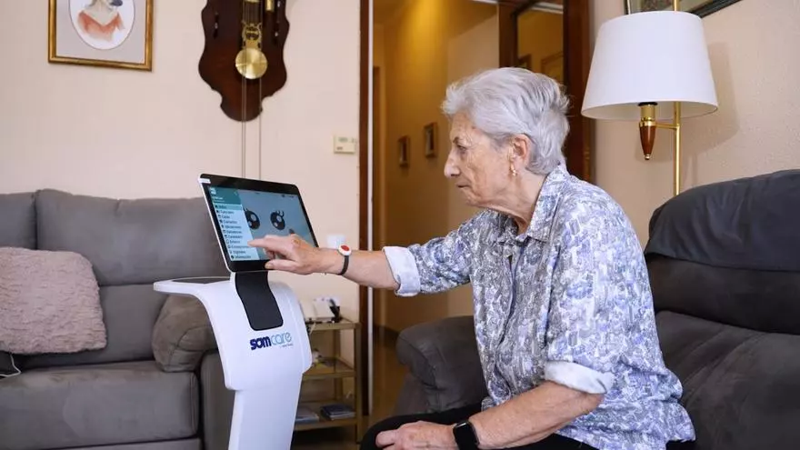 María Teresa Echalecu, una mujer de 91 años, ha tenido en su casa un robot Temi, diseñado para ayudar a las personas mayores en su día a día y afrontar la soledad no deseada.