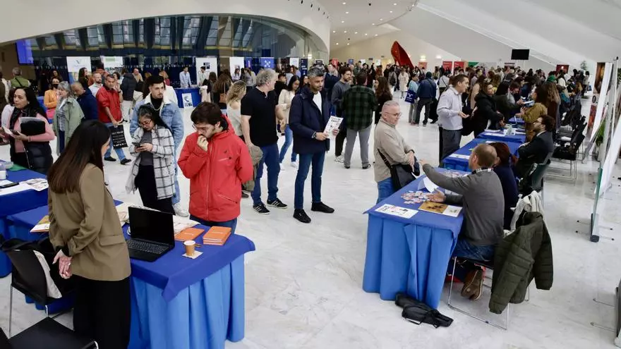 Cientos de desempleados buscan una oportunidad en la feria de empleo de Oviedo: "Muchos nunca han tenido una entrevista de trabajo."