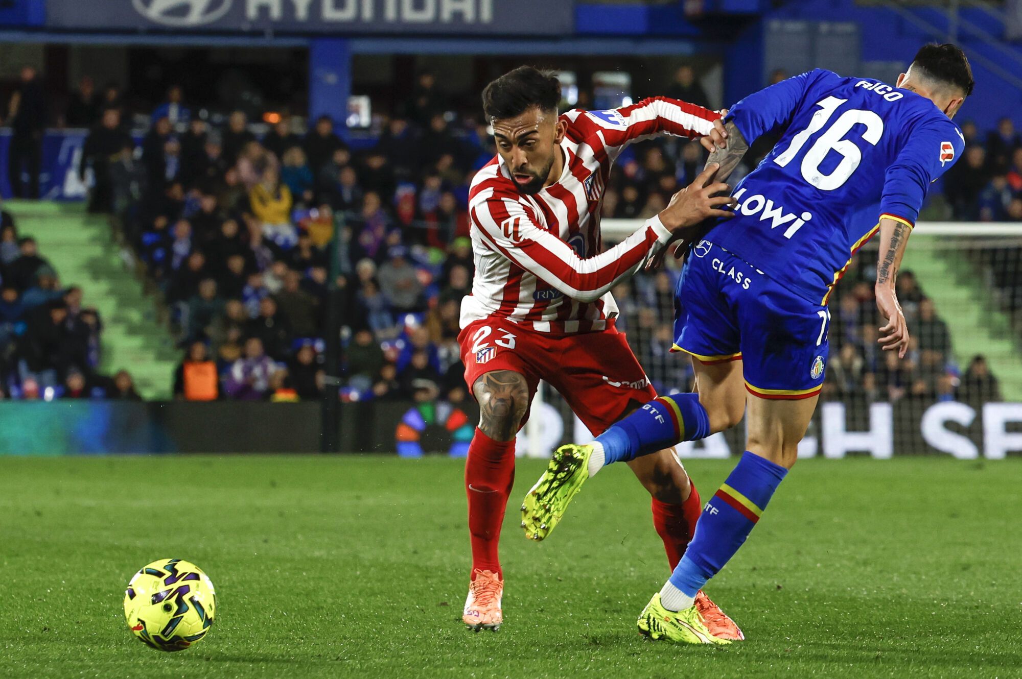 GETAFE (MADRID), 23/11/202.- El centrocampista argentino del Atlético de Madrid Nico González (i) pelea con Diego Rico, del Getafe, durante el partido de la jornada 13 de LaLiga que disputan este domingo Getafe CF y Atlético de Madrid en el Coliseum de Getafe. EFE/JJ Guillén