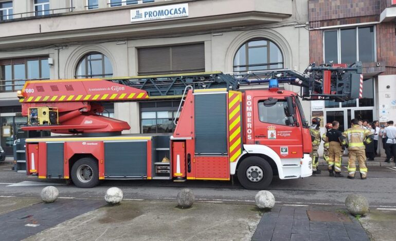 Desalojan un conocido restaurante del centro de Gijón en plena hora de comidas tras formarse una humareda