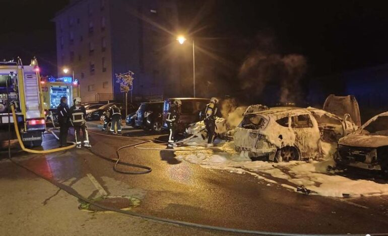 El fuego calcina cinco vehículos en el barrio del Nodo, en Avilés, de madrugada