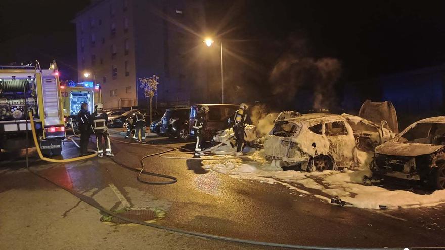 El fuego calcina cinco vehículos en el barrio del Nodo, en Avilés, de madrugada
