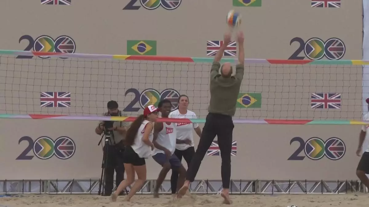 El príncipe Guillermo sorprende con sus habilidades en voleibol playa en Brasil