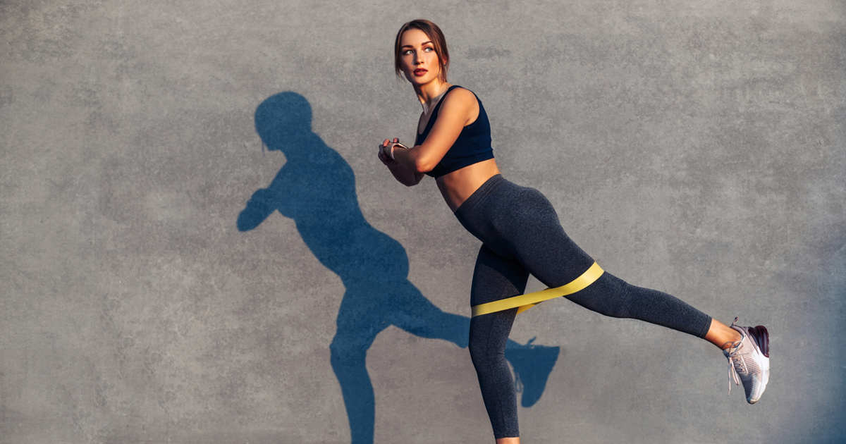 Si no quieres hacer sentadillas ni zancadas, esta rutina fácil con minibanda fortalece piernas y glúteos sin castigar las rodillas