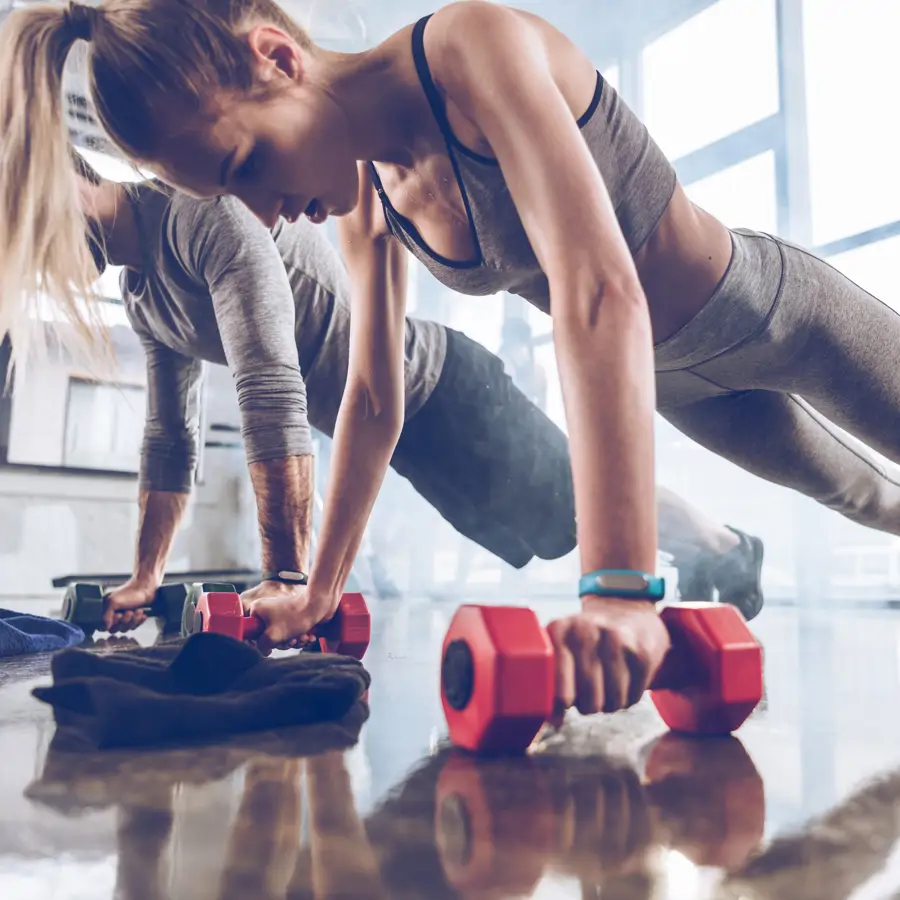 Ejercicios de musculación con mancuernas para perder grasa.