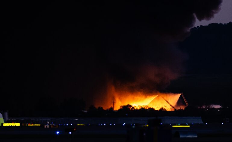 Al menos tres muertos y 11 heridos tras estrellarse un avión de carga en un aeropuerto de Kentucky