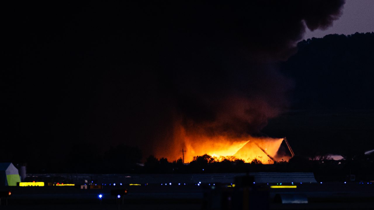 Al menos tres muertos y 11 heridos tras estrellarse un avión de carga en un aeropuerto de Kentucky