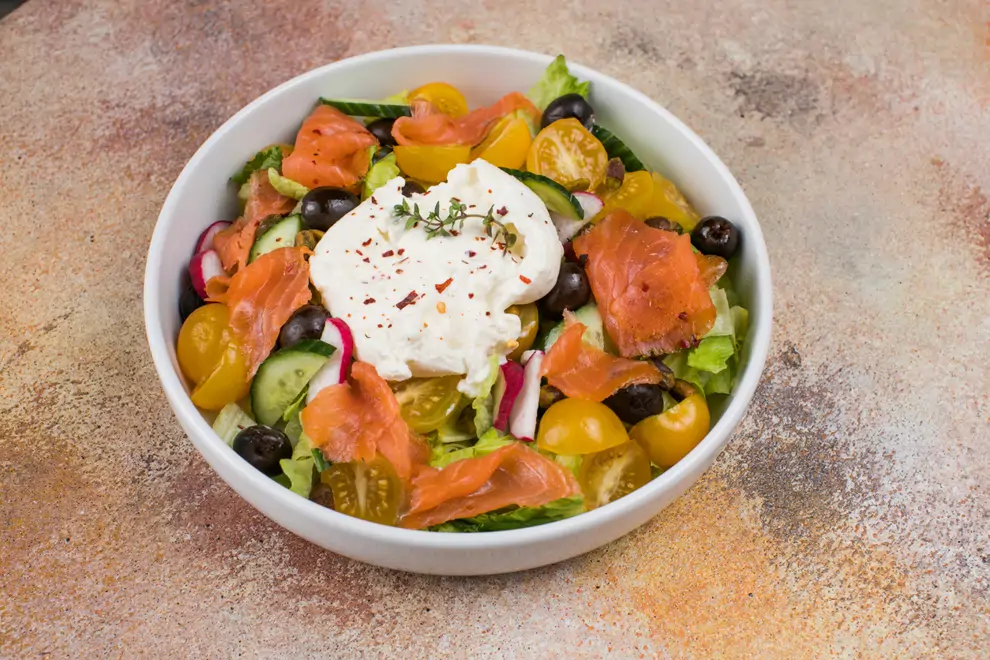 ensalada de salmón y burrata
