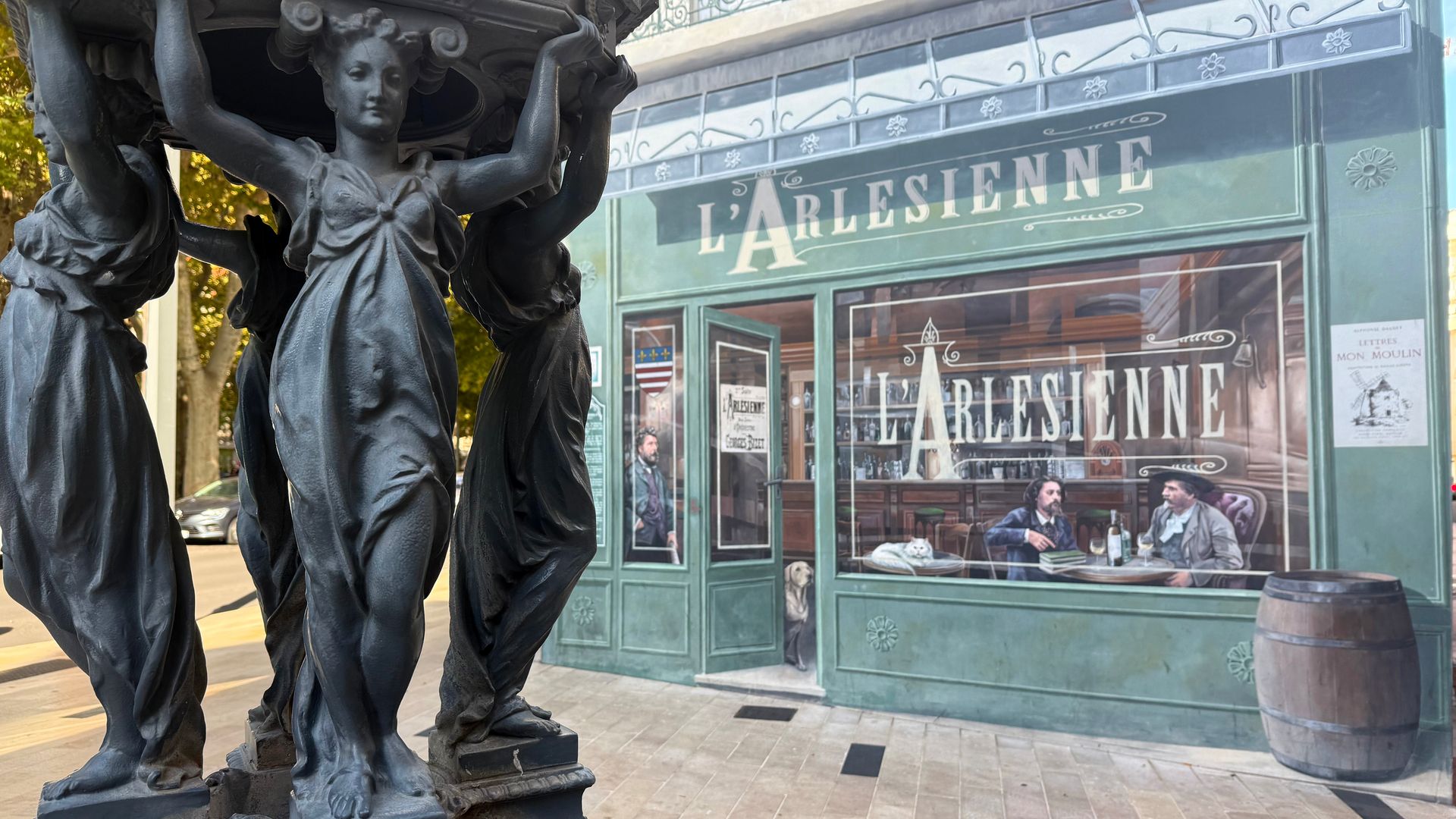 Edificios trompe l'oeil en la ciudad francesa de Béziers, Francia