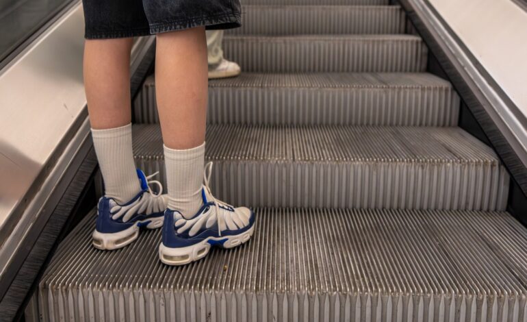 Vecinos de Tarragona denuncian un «ruido infernal» por las escaleras mecánicas de su calle