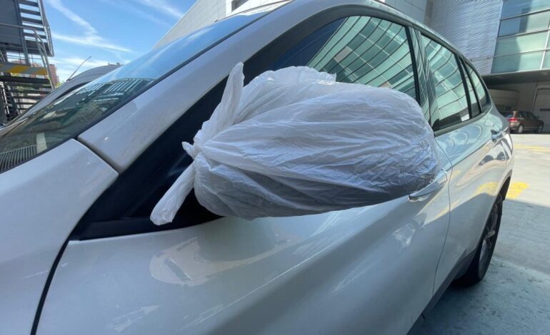 ¿por qué cada vez más conductores cubren los espejos del coche con una bolsa de plástico?