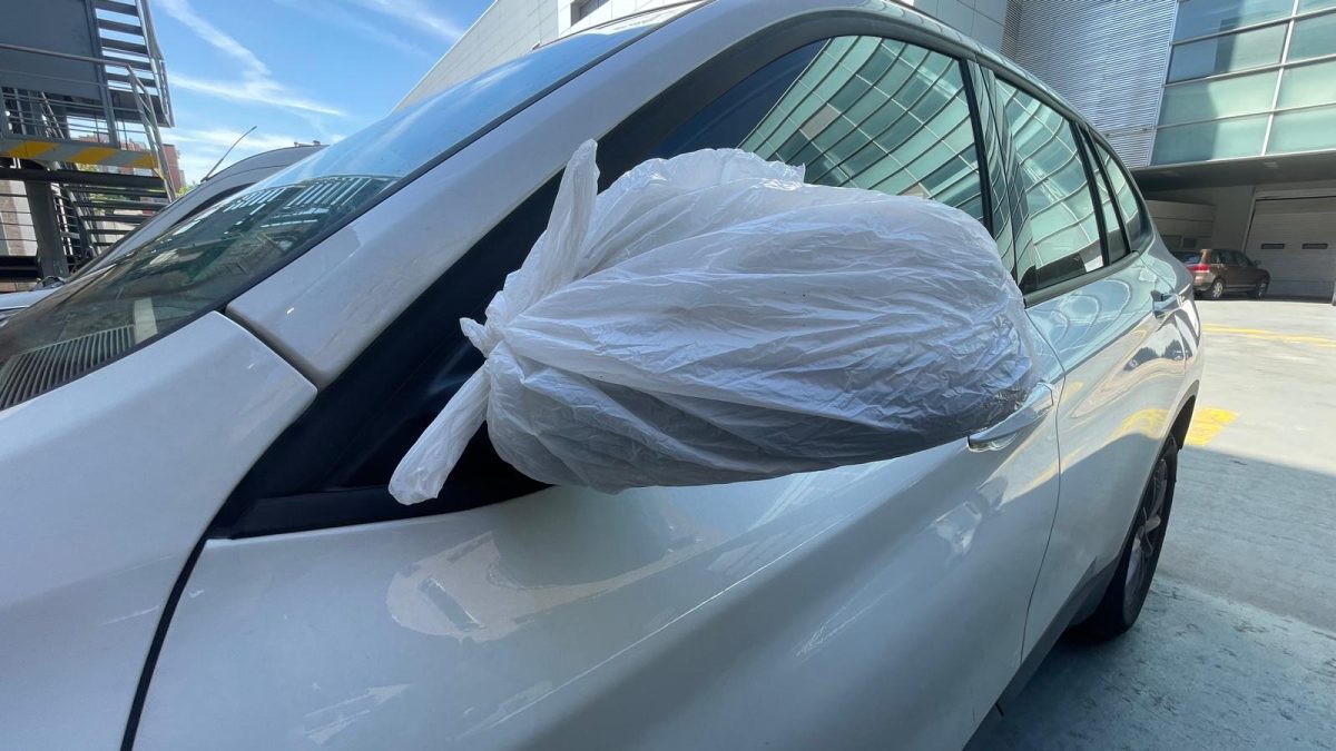 ¿por qué cada vez más conductores cubren los espejos del coche con una bolsa de plástico?