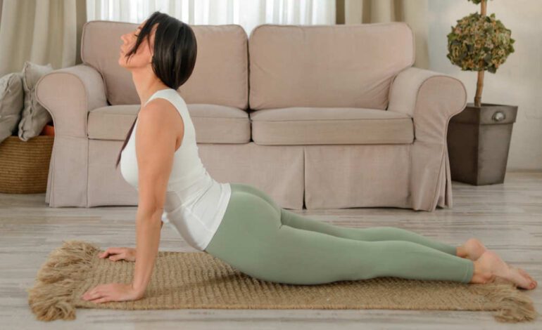 10 estiramientos de espalda suaves y fáciles para ganar flexibilidad y sentirte mejor