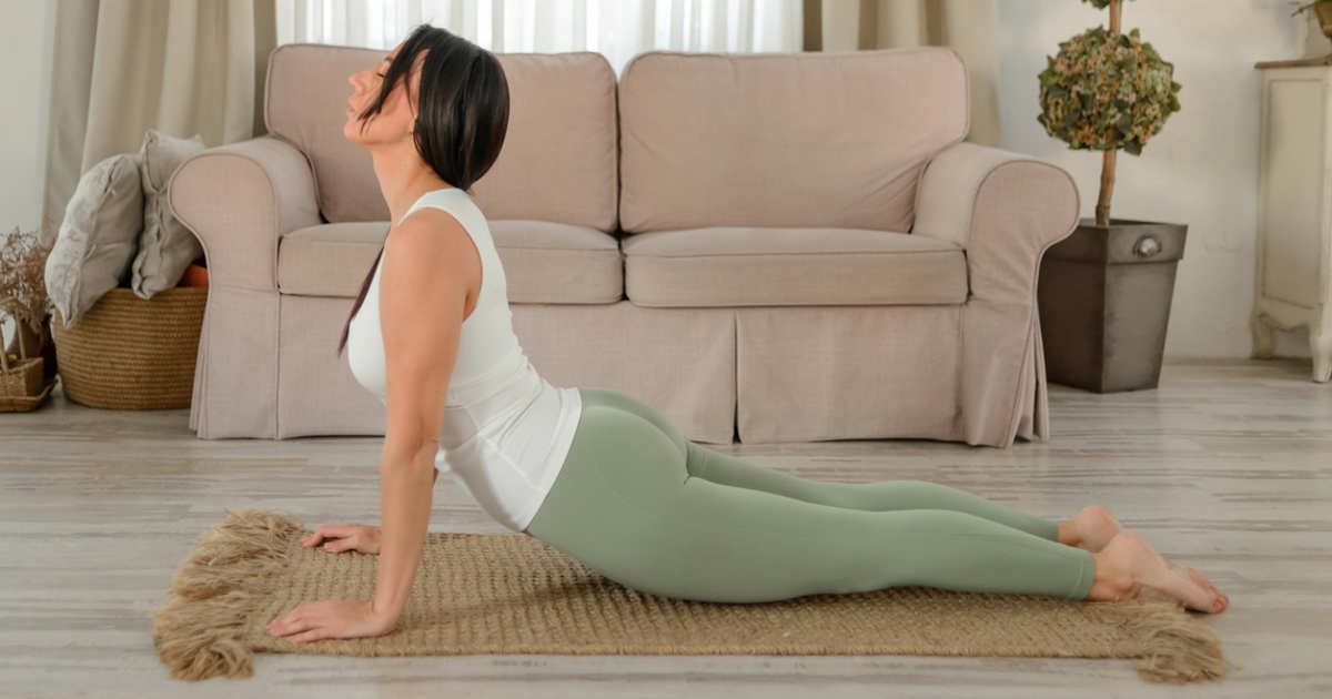 10 estiramientos de espalda suaves y fáciles para ganar flexibilidad y sentirte mejor