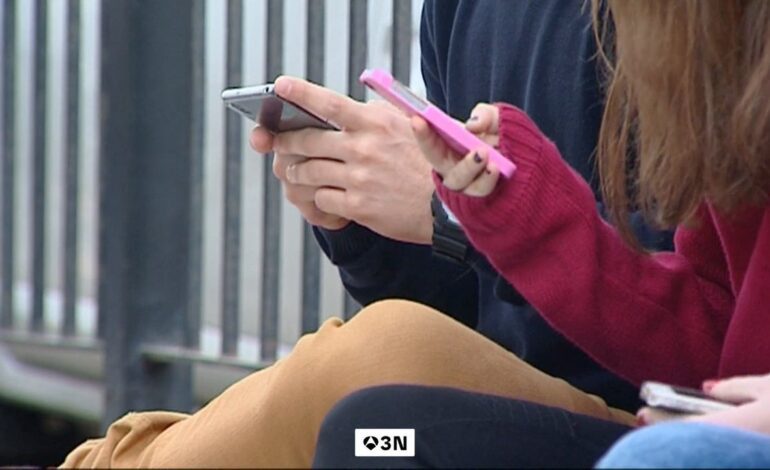 Uno de cada tres estudiantes consume pornografía y nueve de cada diez tiene móvil antes de los 16